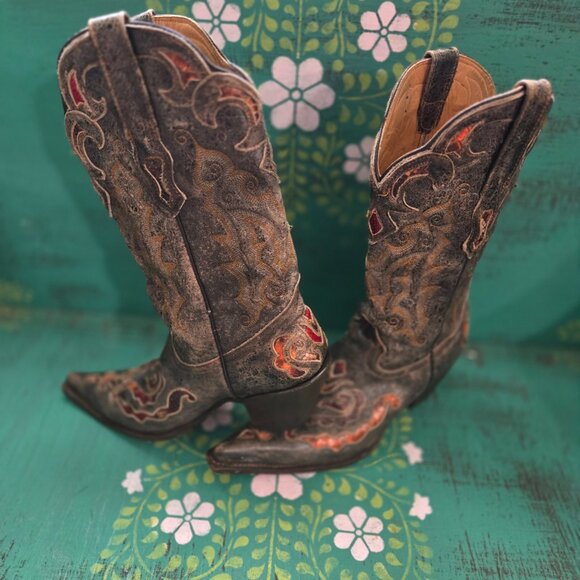 Amazing leather / python cowboy boots with an amazing cut out design. - Picture 2 of 4